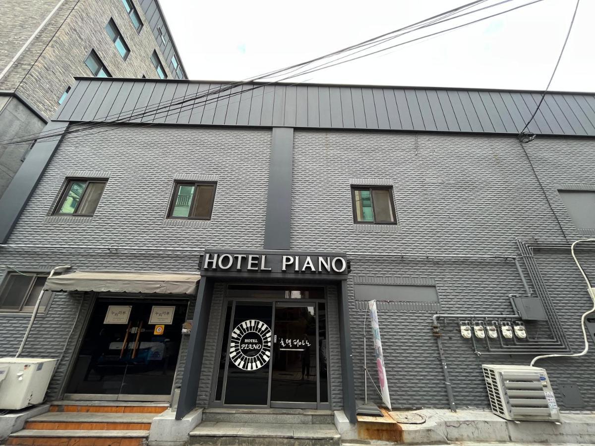 Motel Piano